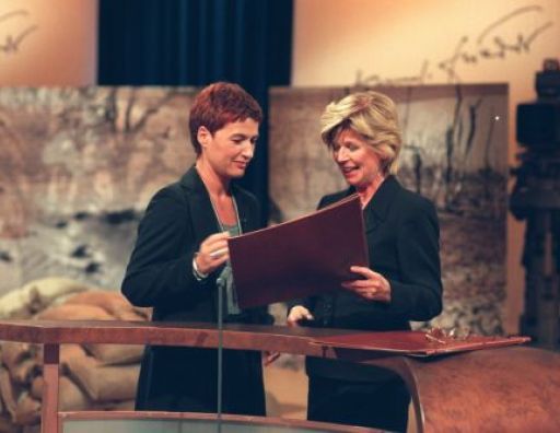 Carla Kniestedt erhält den ersten Förderpreis.