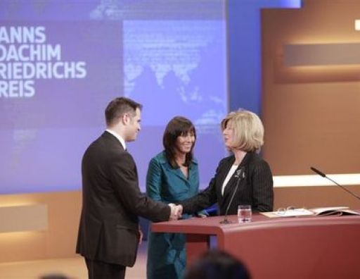 Ilse Madaus-Friedrichs gratuliert den Preisträgern.