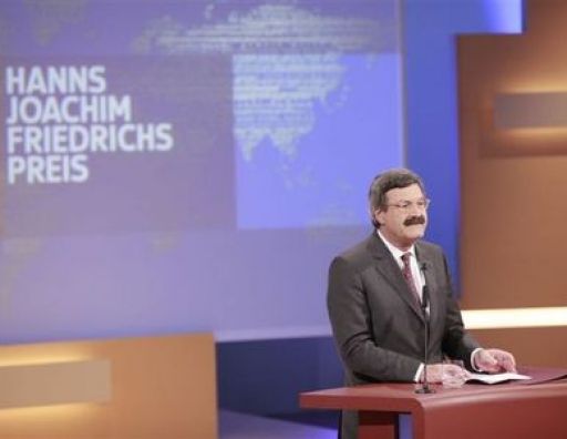 Nikolaus Brender bedankt sich für die Auszeichnung.