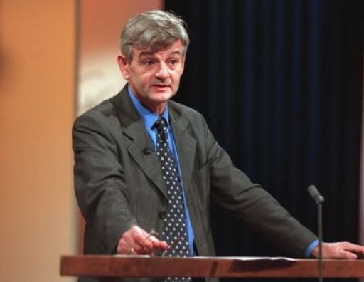 Joschka Fischer hält seine Laudatio.