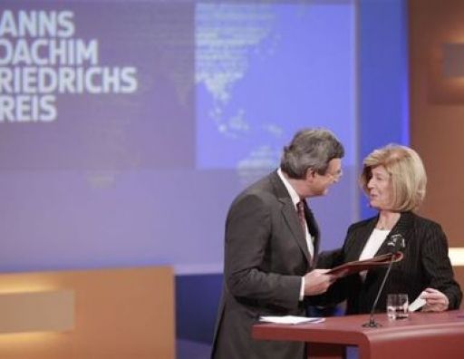 Nikolaus Brender bedankt sich bei Ilse Maudaus-Friedrichs.