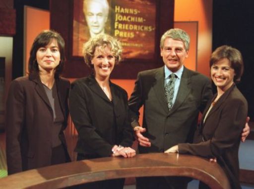 Die Preisträgerinnen mit Klaus Bresser.